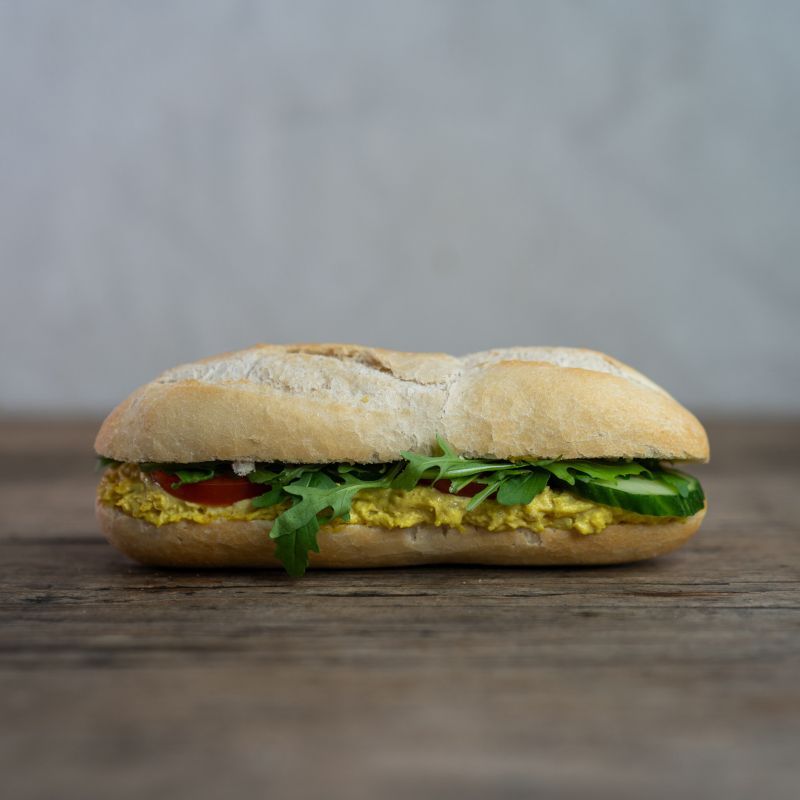 Broodje kipkerrie salade